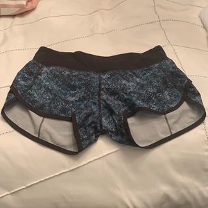Lululemon women’s speed short size 4 2 1/2shorts teal green/black/white